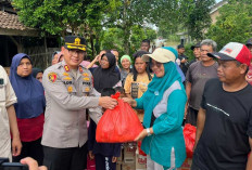 Polres OKU Timur dan Ponpes Darul Qur’an Salurkan Logistik Banjir di Belitang