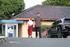 Hari Pertama Sekolah, Momen Haru Bupati OKU Timur Antar Sang Anak ke Ruang Kelas