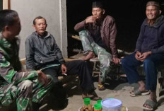 Ditemani Secangkir Kopi Panas & Makanan Ringan, Babinsa Koramil Dempo Selatan Pantau Kamtibmas
