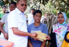 Rumah Makan Pindang Pegagan RKT Hangus Jadi Arang, Cak Arlan Datangi Korban Bawa Bantuan Darurat