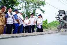 Turun Tangan Langsung, Bupati Muba Tinjau Sejumlah Ruas Jalan Kabupaten yang Diperbaiki