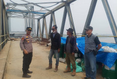 Tinjau Lokasi Proyek Pembangunan Jembatan, Kapolsek Lalan Ingatkan Pekerja Tentang Keselamatan