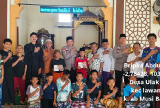 Polsek Babat Toman Bagikan Puluhan Alquran bagi Anak-Anak Pengajian di Masjid Nurul Iman