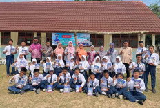 Bentuk Perhatian Nyata Bupati dan Wabup Lahat, 25 Siswa SMPN 9 Terima Bantuan Buku Tulis untuk Dukung Belajar