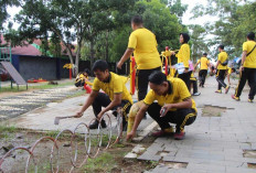 Wajah Baru Taman Koni Martapura! Anggota Polres OKU Timur Turun Gunung Bersihkan Ikon Kota
