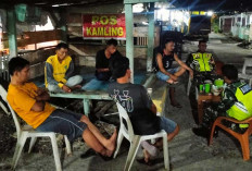 Potret Kehangatan Babinsa Kota Agung dan Warga di Pos Satkamling Jelang Lebaran