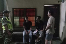 Potret Kemanunggalan TNI-Rakyat: Babinsa Koramil Tebing Tinggi Bahu Membahu Jaga Pos Ronda