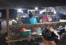 Hangatnya Kebersamaan TNI dan Rakyat: Babinsa Koramil 405-12/Lahat Pantau Pos Satkamling Sambil Ngopi Santai