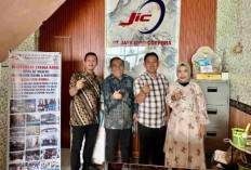 Disnakertrans Muba Kawal Keberangkatan Era Lestari dan Fitriyanti, Caddy Profesional ke Malaysia