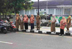 Ramadan Penuh Berkah, DWP Disnakertrans Muba Berbagi Takjil untuk Warga